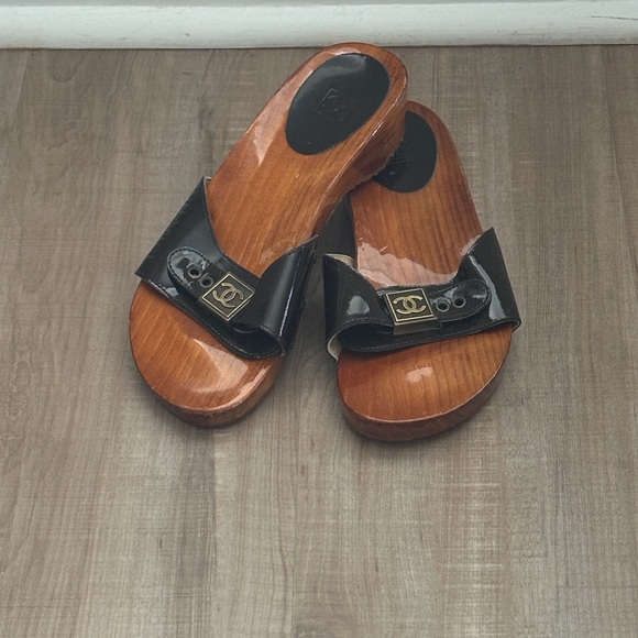 CHANEL dark brown slip-on wooden patent leather clog sandals retro style size 36 - Picture 3 of 5